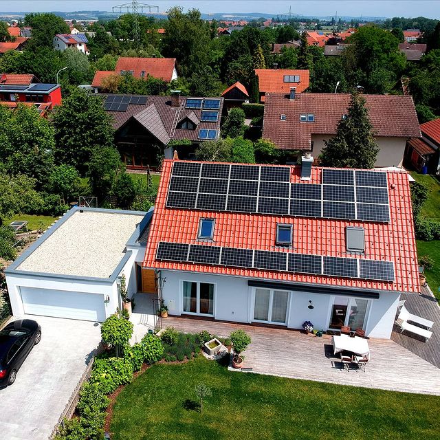 Eine passend zur Dachsymmetrie professionell gestaltete Photovoltaikanlage sieht nicht nur gut aus, Sie produziert auch so viel Energie, dass ihr bis zu 80% eurer Stromkosten sparen könnt!