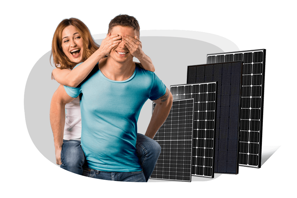 Lachende Frau hält ihrem Mann die Augen zu - verschiedene Photovoltaik Module dargestellt
